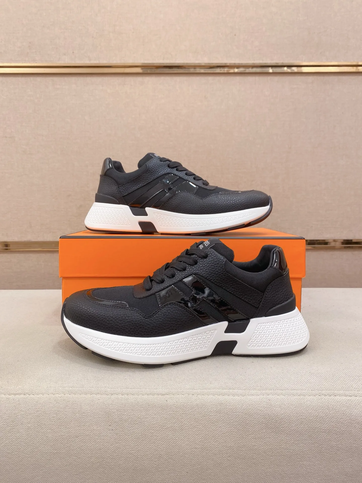 Factory price: 560💰《HERMES》【Classic Original Version】Hermès; Top 🔝 Purchasing Agency 🔍🔍Men's latest 🇺🇸 counters are on sale simultaneously, imported from Italy original ▲▲cowhide ▲▲ (high-end, nobility, class) ) Exquisite workmanship (Italian 🇮🇹 imported water-dyed 🐂 cowhide lining) sole: original sole provided by the original factory, ⚠️exclusive double-layer activity·TPR·rubber·combined molded outsole; super comfortable·wear-resistant·non-slip·environmental protection The real thing is more beautiful if you take the real thing (high quality, follow the order). You can enter and exit the counter at will * Number of yards: 38-44 (45 can be customized and cannot be returned or exchanged)